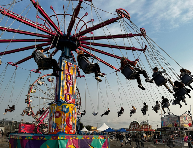 People swinging on the Yo-Yo swing ride