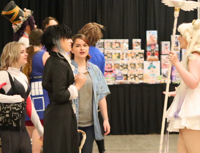 Cosplayer talking to a group of teenagers