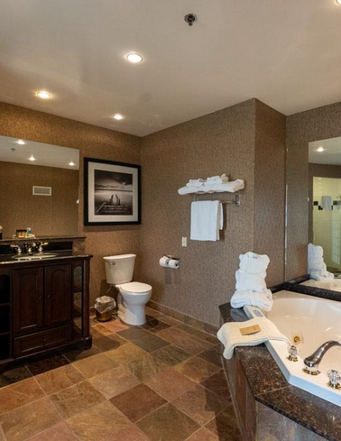 bathroom suite at Parktown Hotel