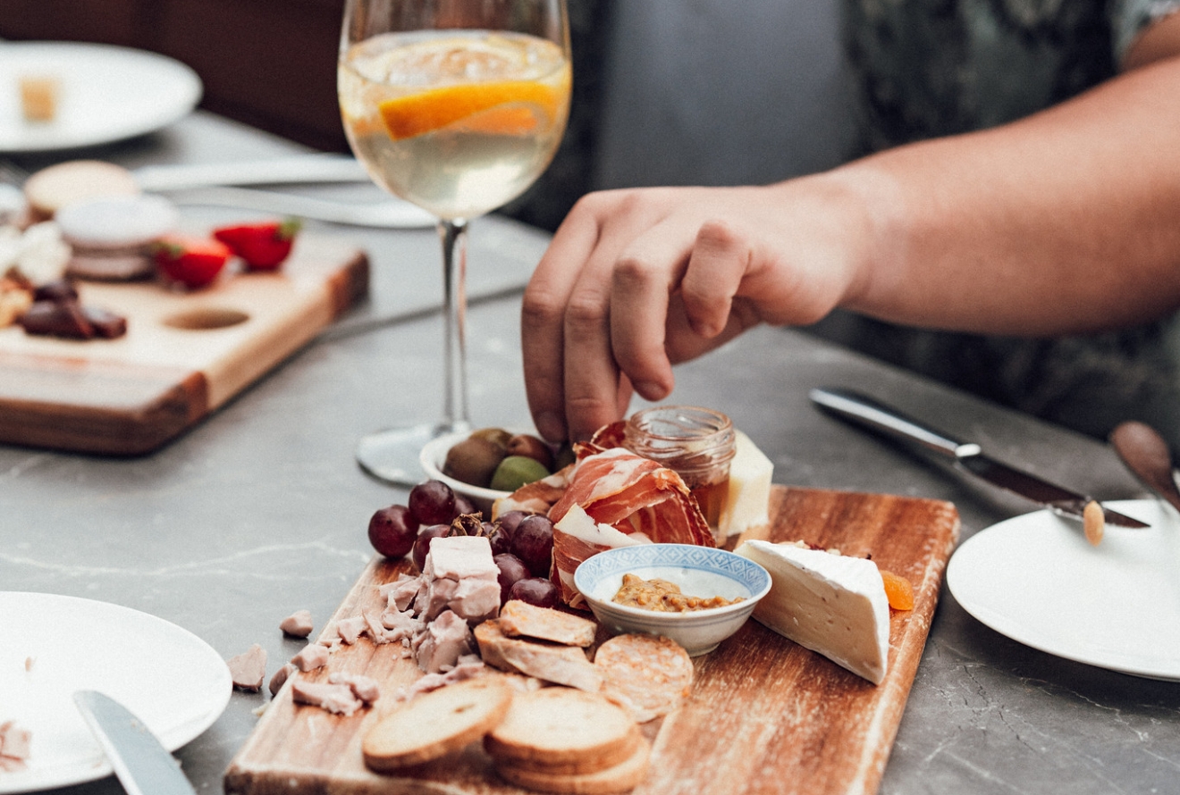 restaurant with food and drink 